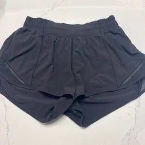 black lululemon hotty hot 2.5’’ shorts